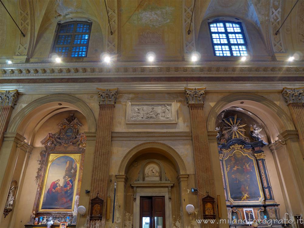 Milano - Parete interna destra della Chiesa di San Pietro Celestino